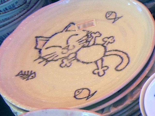 猫が描かれた皿