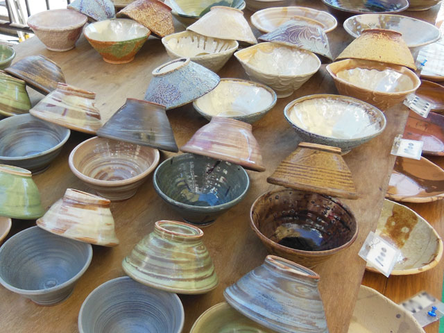 パステルカラーの陶器